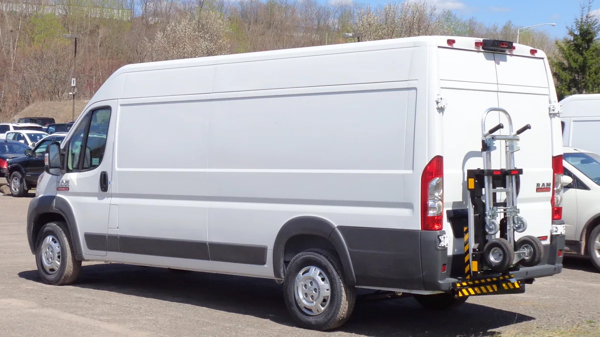 Van de transporte de encomendas preparada para realizar entregas